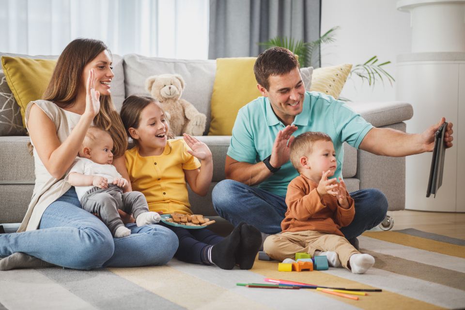 Família feliz em casa