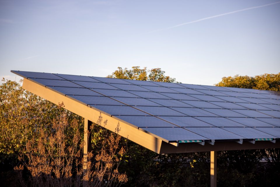 Painéis solares sob o céu azul