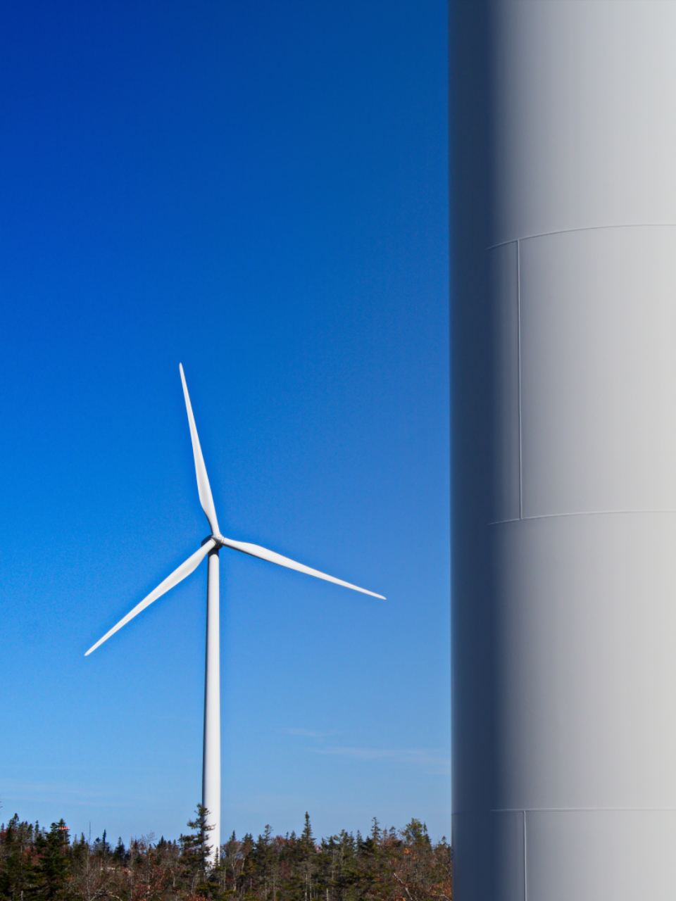 Turbina de energia limpa sob o céu azul